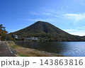 榛名湖と色好き始めた榛名富士 143863816