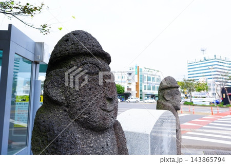トルハルバン - 韓国の済州島にある石像で済州島の象徴のトルハルバン トルハルバン - 韓国の済州島にある石像で済州島の象徴のトルハルバン 143865794
