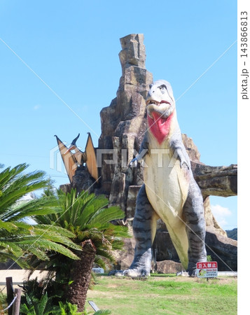 恐竜のいる風景、カブトガニ博物館の恐竜公園、ティラノサウルスとプテラノドンが見える 143866813
