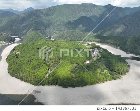 秋晴れの木津呂と北山川の蛇行地形を望む空撮 秋晴れの木津呂と北山川の蛇行地形を望む空撮 143867533
