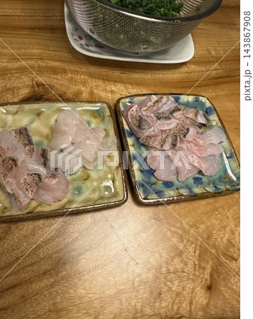 二皿に盛った刺身 二皿に盛った刺身 143867908