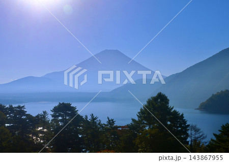 本栖湖と富士山・朝日（山梨県・富士河口湖町） 143867955