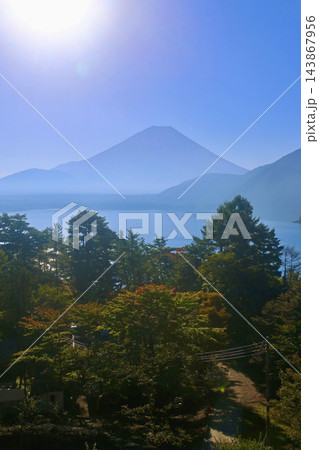 本栖湖と富士山・朝日(山梨県・富士河口湖町) 本栖湖と富士山・朝日(山梨県・富士河口湖町) 143867956
