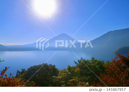 本栖湖と富士山・朝日（山梨県・富士河口湖町） 143867957