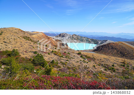 草津白根山の湯釜 143868032