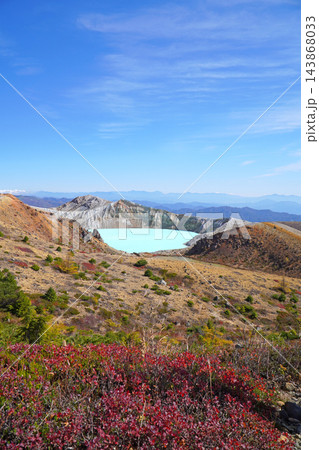 草津白根山の湯釜 143868033
