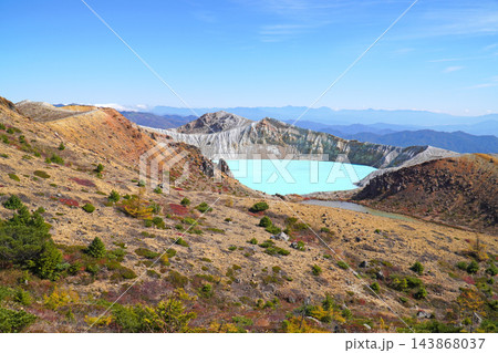 草津白根山の湯釜 草津白根山の湯釜 143868037