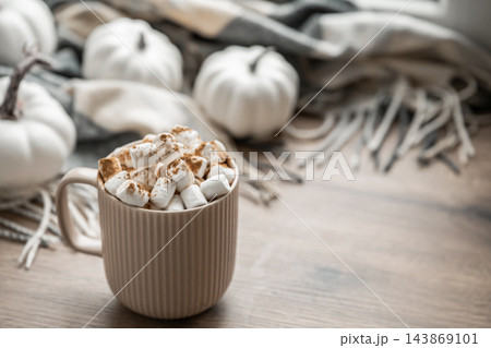 Coffee with marshmallows in cozy winter setting 143869101
