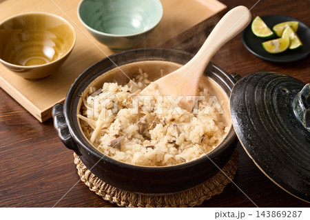 土鍋で炊いたきのこご飯 143869287