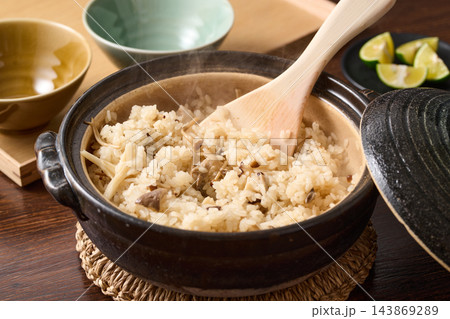 土鍋で炊いたきのこご飯 143869289