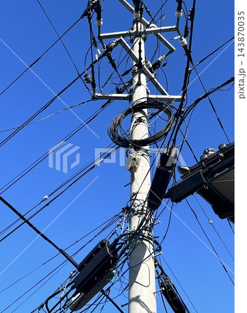 青空と電柱のある風景 青空と電柱のある風景 143870035
