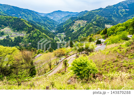 【重要伝統的建造物群保存地区】東祖谷山村落合 初夏の風景 村落と四国山地2 徳島県三好市 【重要伝統的建造物群保存地区】東祖谷山村落合 初夏の風景 村落と四国山地2 徳島県三好市 143870288