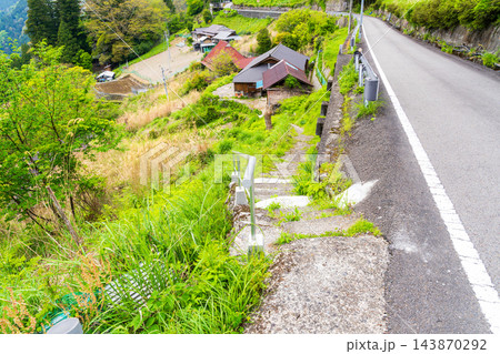 【重要伝統的建造物群保存地区】東祖谷山村落合 初夏の風景 里道と車道 徳島県三好市 【重要伝統的建造物群保存地区】東祖谷山村落合 初夏の風景 里道と車道 徳島県三好市 143870292