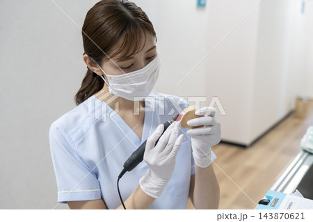 作業中の女性歯科技工士 143870621