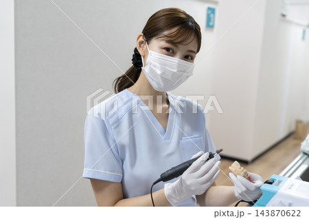 カメラ目線の女性歯科技工士 143870622