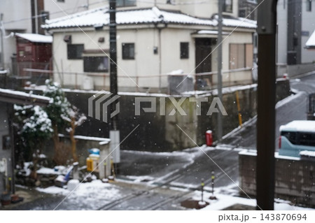 雪の後のアスファルト 143870694