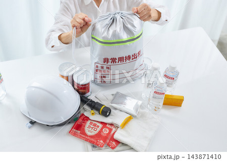 防災用品を準備する女性 防災用品を準備する女性 143871410