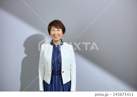 ジャケットを羽織った素敵な笑顔の60代女性 ジャケットを羽織った素敵な笑顔の60代女性 143871411