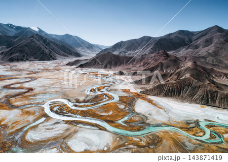 高山地帯の蛇行河川と雄大な山脈・大自然の絶景パノラマ（地理・空撮素材） 143871419