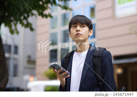 街中でスマホを持つ20代男性 街中でスマホを持つ20代男性 143871447