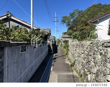 石垣とブロック塀が続く住宅街の路地 石垣とブロック塀が続く住宅街の路地 143871548