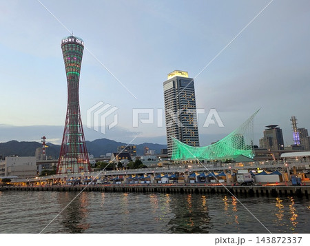 御座船安宅丸の船上から望む夕暮れ時の神戸港とメリケンパーク 143872337