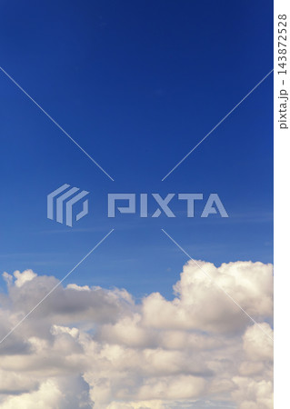 Bright Blue Sky With Fluffy White Clouds Over Clear Horizon, Calm Atmospheric Background 143872528