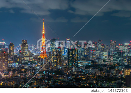 日本・東京・恵比寿：高層階から望む美しく輝く東京タワーと都心のパノラマ夜景 143872568