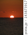 角田岬から望む日本海の水平線へ沈みゆく真っ赤な夕日と茜色の空 143873917