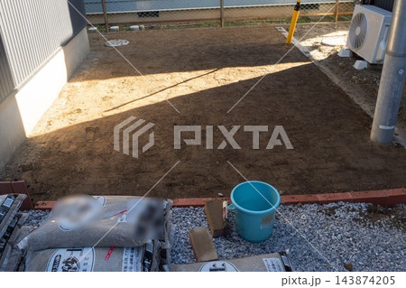 DIYによる住宅の庭の下地づくりと整備作業 143874205