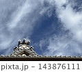 青空と雲を背景に  豊川稲荷の伝統的な屋根瓦 143876111