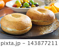 朝食のベーグルサンドイッチ 143877211