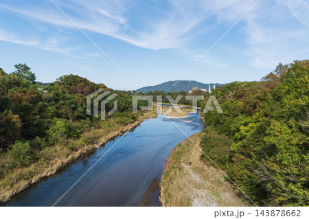 秋の青空の下に流れる荒川と遠景の美の山および秩父太平洋セメント工場（埼玉県秩父市） 143878662