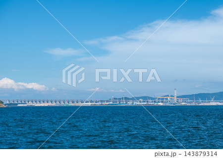 空と瀬戸内海と瀬戸大橋 143879314