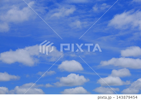 青空に浮かぶ雲 青空に浮かぶ雲 143879454