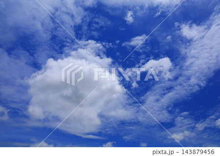青空に浮かぶ雲 143879456