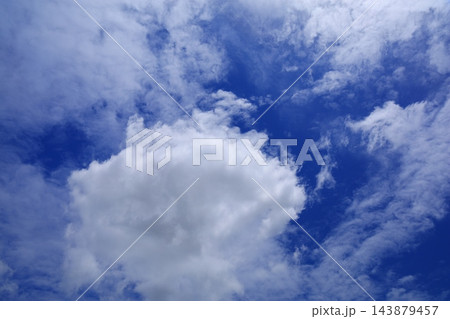 青空に浮かぶ雲 143879457
