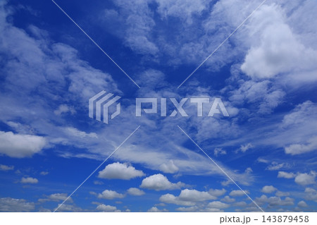 青空に浮かぶ雲 143879458