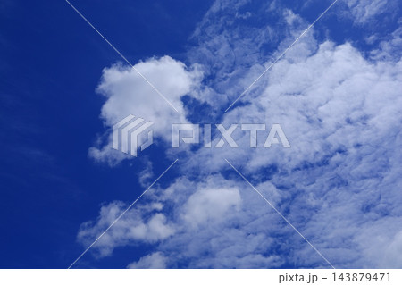 青空に浮かぶ雲 143879471