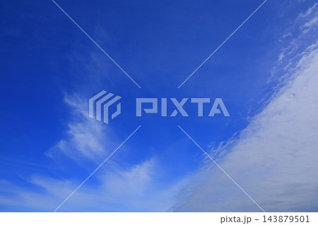 青空に浮かぶ雲 143879501