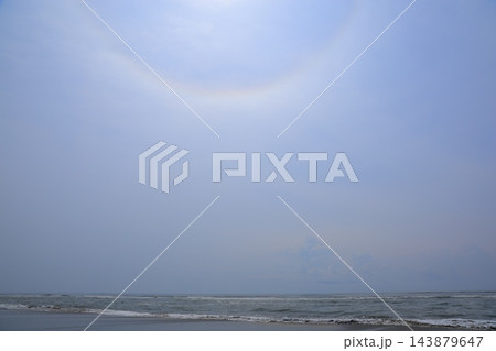 太陽に向かって伸びるハロ 太陽に向かって伸びるハロ 143879647