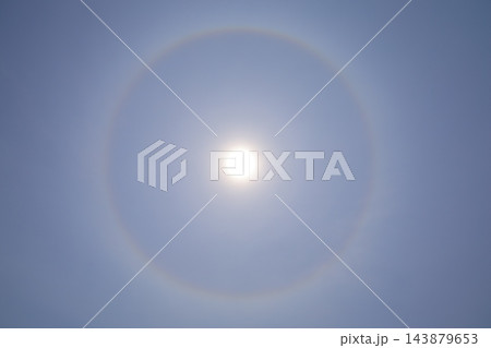 太陽に向かって伸びるハロ 143879653