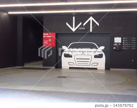 ビル敷地内の立体駐車場入出庫口とターンテーブル ビル敷地内の立体駐車場入出庫口とターンテーブル 143879702