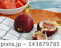 甘く美味しい生のイチジク 143879785