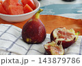 甘く美味しい生のイチジク 143879786