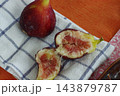 甘く美味しい生のイチジク 143879787