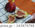 甘く美味しい生のイチジク 143879788