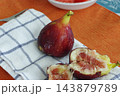 甘く美味しい生のイチジク 143879789