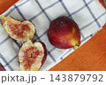甘く美味しい生のイチジク 143879792