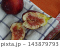甘く美味しい生のイチジク 143879793